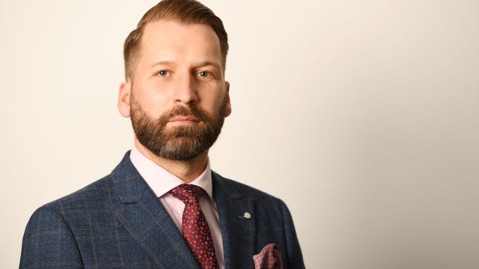 Headshot of Daniel Abbott.