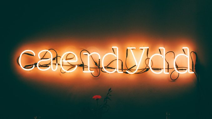 yellow Caerdydd neon signage turned on
